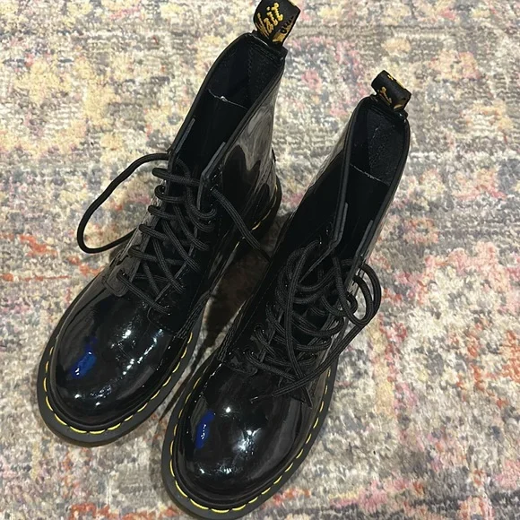 Dr. Martens Airwave Boots black shiny 11821 women's 8 - Picture 2 of 4
